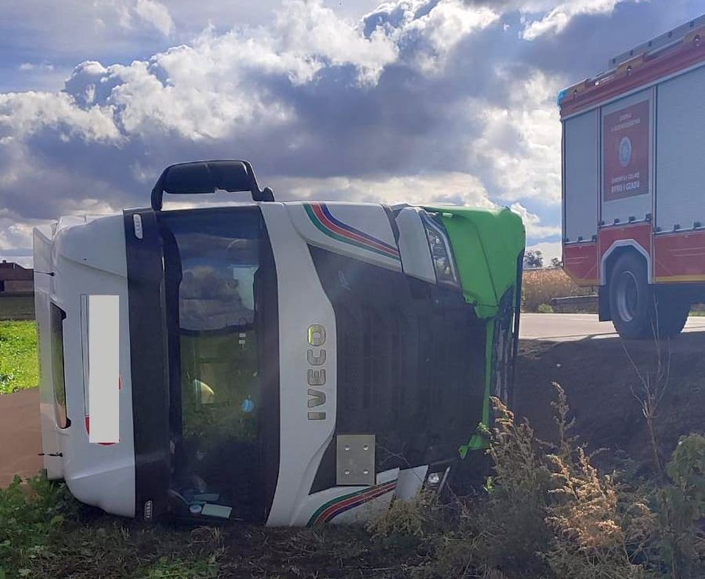 zdarzenie drogowe, wywrócona ciężarówka, zboże, transport zboża