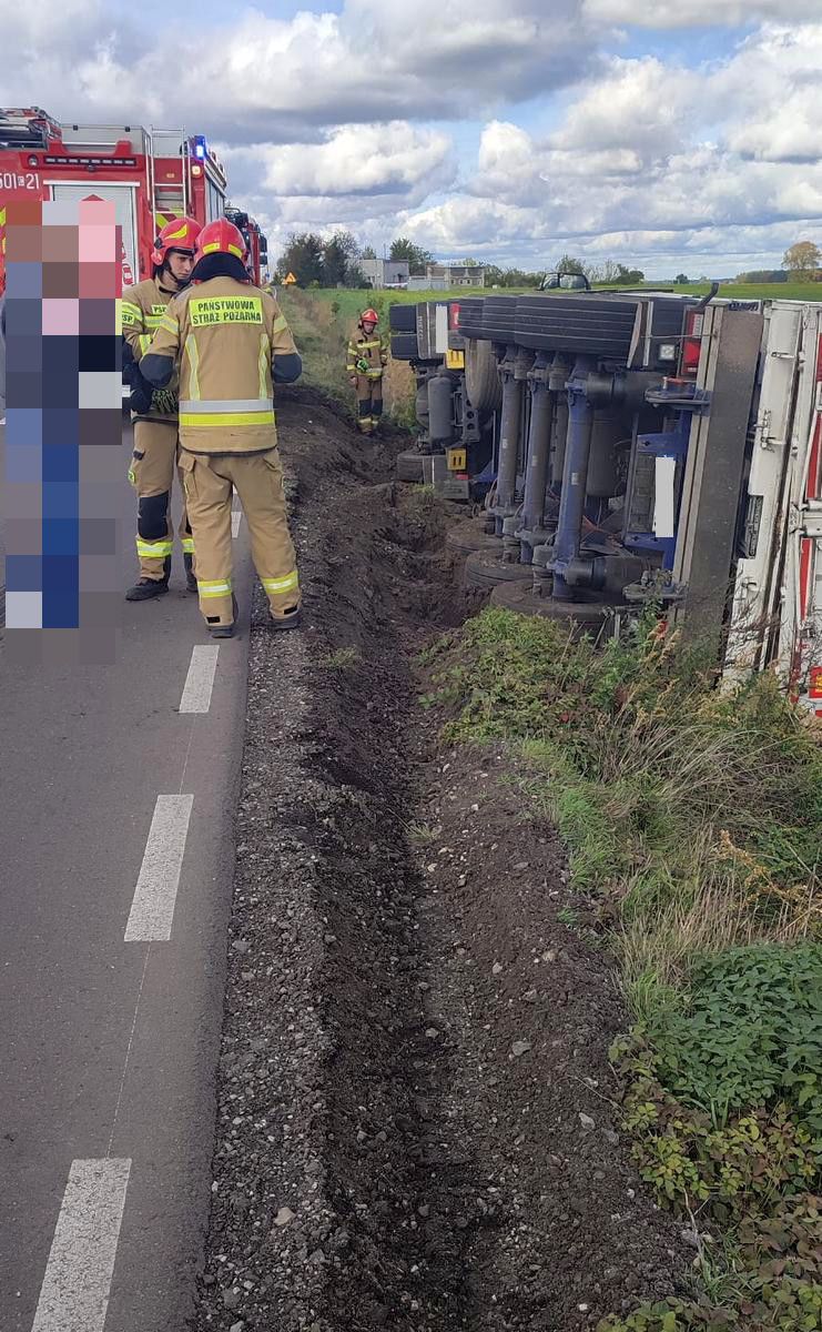 zdarzenie drogowe, wywrócona ciężarówka, zboże, transport zboża