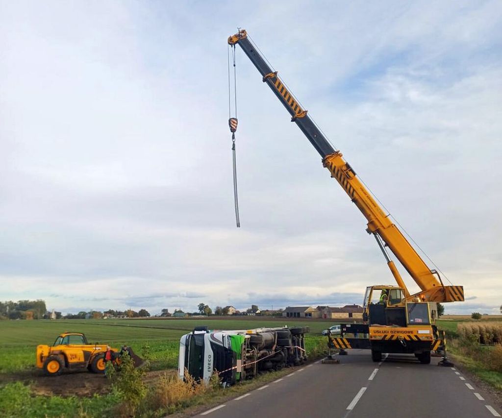 zdarzenie drogowe, wywrócona ciężarówka, zboże, transport zboża