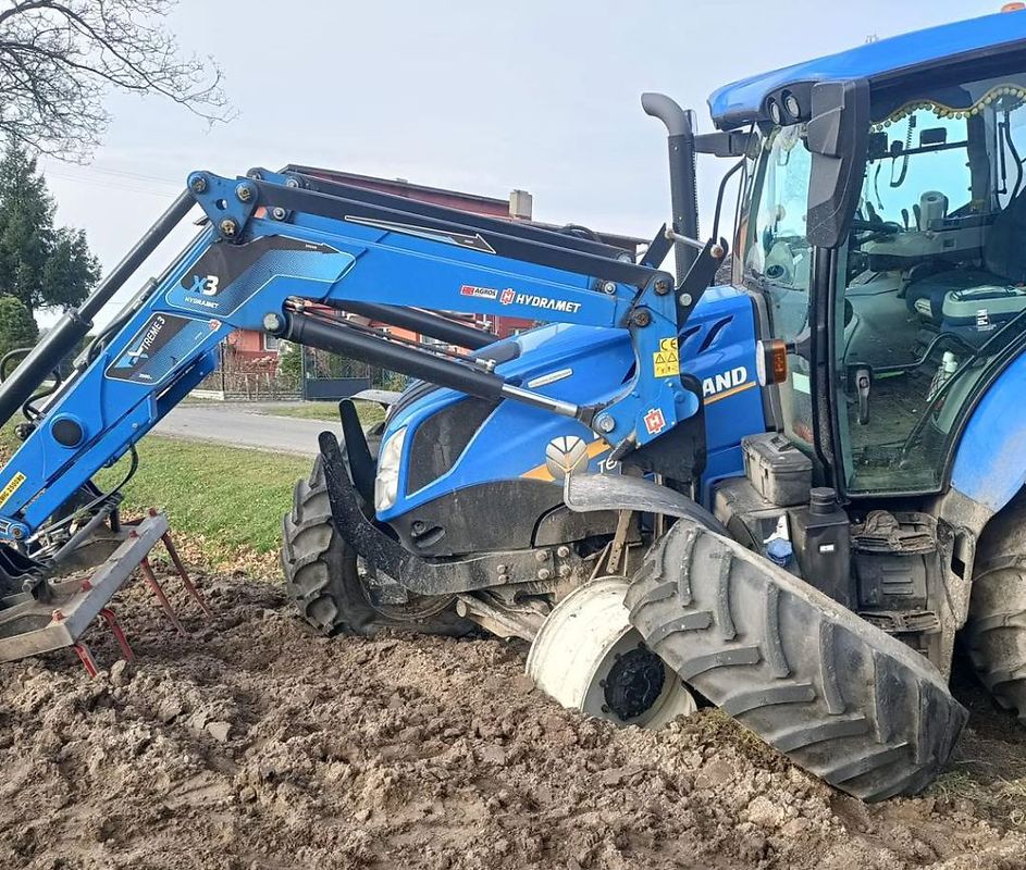 W zdarzeniu brały udział ciągniki marki Ursus i New Holland. Oba pojazdy uległy znacznym uszkodzeniom. Fot. KPP Poddębice
