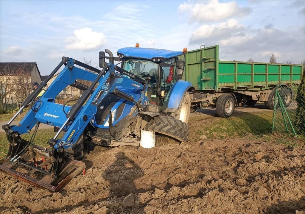 W zdarzeniu brały udział ciągniki marki Ursus i New Holland. Oba pojazdy uległy znacznym uszkodzeniom. Fot. KPP Poddębice
