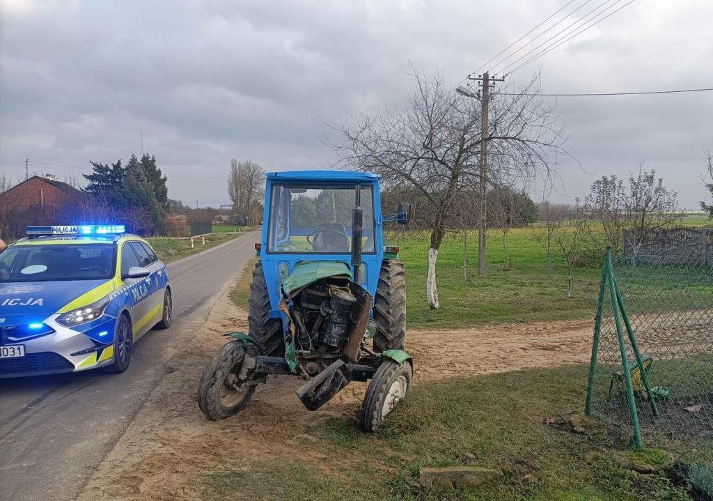 W zdarzeniu brały udział ciągniki marki Ursus i New Holland. Oba pojazdy uległy znacznym uszkodzeniom. Fot. KPP Poddębice
