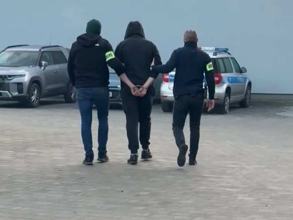 Zatrzymani do sprawy składowania odpadów komunalnych na polu uprawnym w obrębie miejscowości Zębowo trzej mężczyźni usłyszeli zarzuty. Fot. KPP Nowy Tomyśl